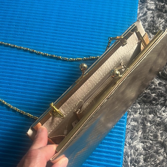 Gold clutch with a little scratch on the front and slightly on the back - Picture 4 of 4